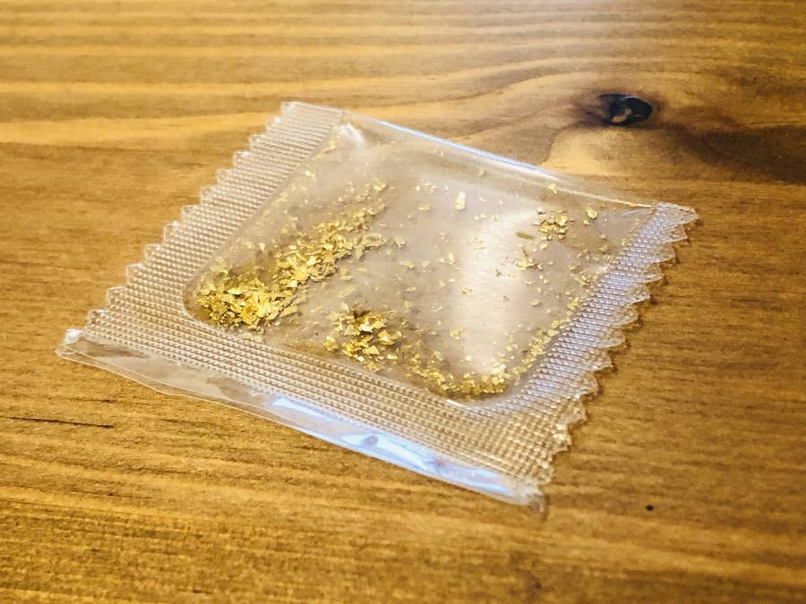 話題の「金粉入りペヤング」を令和初日に食べてみた結果www
