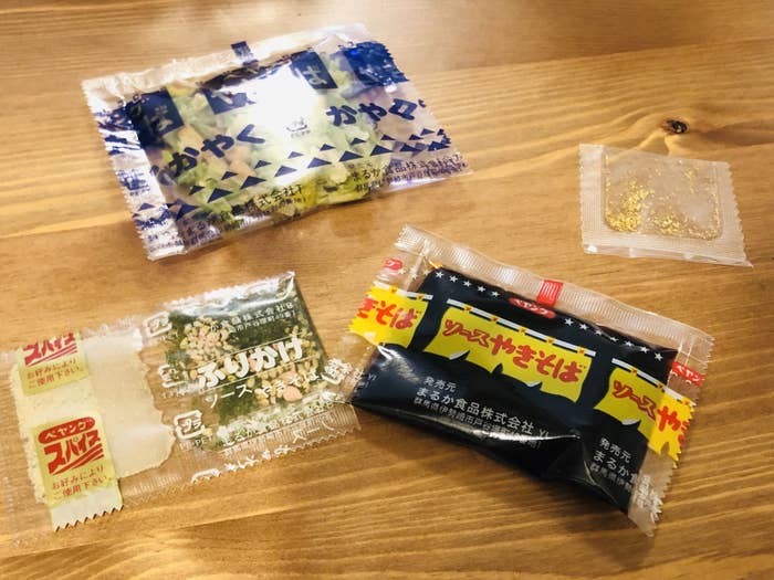 話題の「金粉入りペヤング」を令和初日に食べてみた結果www