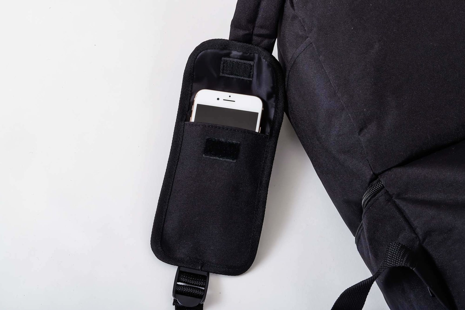 ショルダーストラップに取り付けられるミニポーチには、スマートフォンやリッピクリームなどよく使うものが収納できます。いちいちリュックを降ろさなくて良いのでラク!