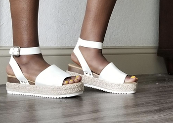 another reviewer's photo wearing the shoes in white