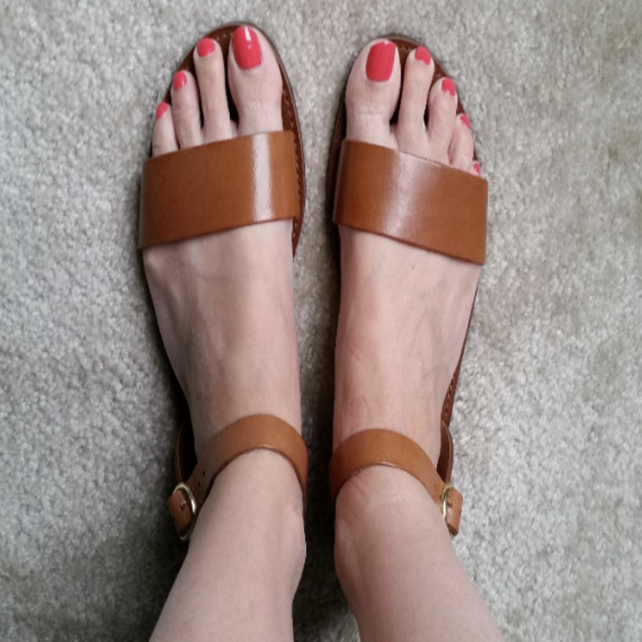 a reviewer in the shoes in tan
