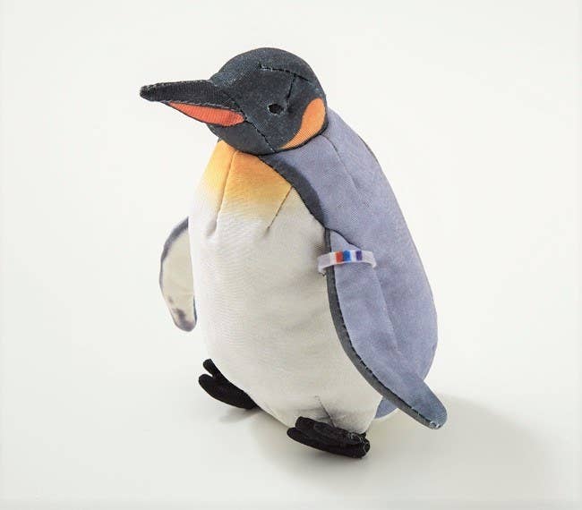 かわいいだけじゃない 2600円のペンギンぬいぐるみが爆売れしている理由