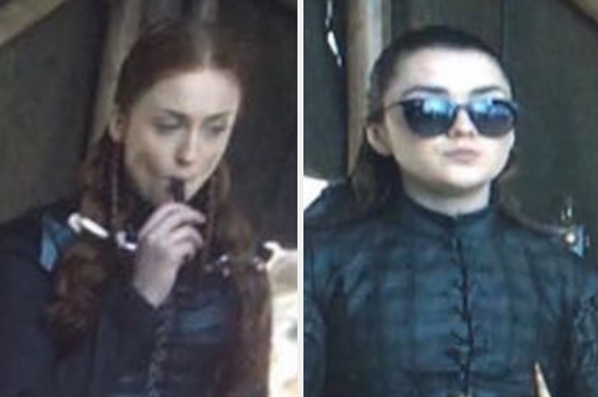 This Pic Of Sophie Turner Juuling In Full Costume During The Last Episode  Of 