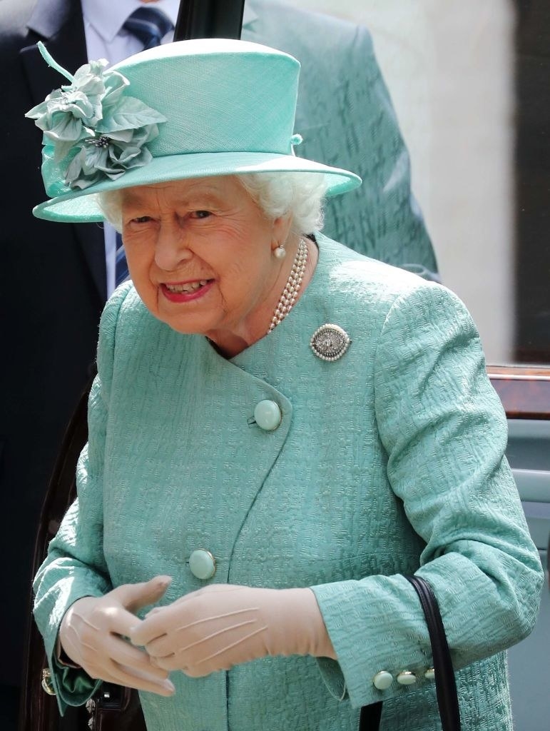 Queen Elizabeth Learned How To Use Self-Checkout At The Grocery Store ...