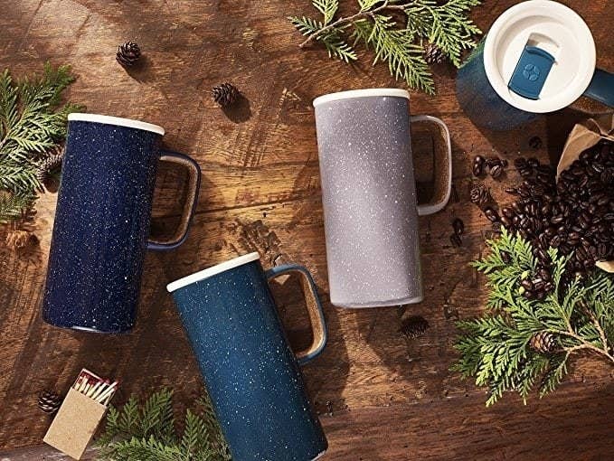 Stainless steel mugs with lids and a speckled paint pattern