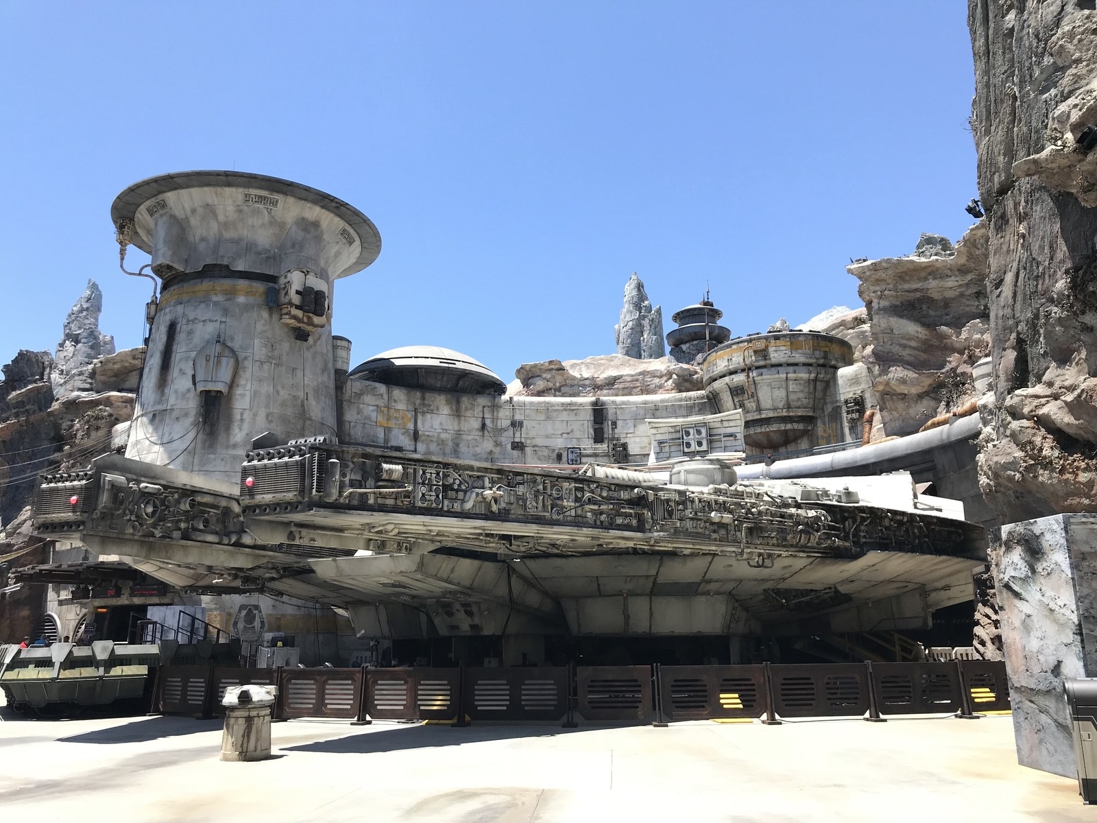 Star wars galaxy edge. Galaxy's Edge в Disneyland. Star Wars Galaxy Edge landing.