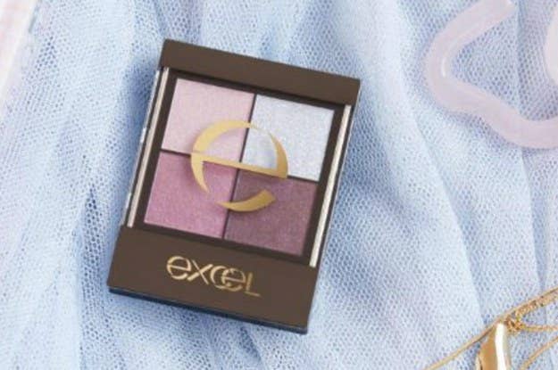 この靴 何色に見える グレーと緑 それとも白とピンク