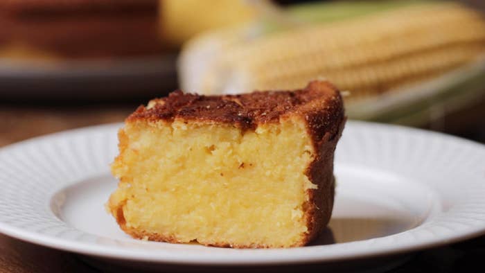 Rendimento: 12 porÃ§ÃµesVocÃª vai precisar de:3 xÃ­caras de milho fresco1 xÃ­cara de leite1 Â½ xÃ­caras de aÃ§Ãºcar4 ovosÂ½ xÃ­cara de manteiga sem sal derretidaÂ½ xÃ­cara de coco raladoÃleo vegetal, para untarFubÃ¡, para enfarinharModo de preparo:1. PreaqueÃ§a o forno a 180Â°C. Unte uma forma de 21 x 8 cm com furo no meio e polvilhe com fubÃ¡ ou separe 12 forminhas grandes de papel em uma assadeira para cupcakes.2. No liquidificador, adicione o milho, o leite e o aÃ§Ãºcar. Bata atÃ© ficar homogÃªneo, por cerca de 2 minutos.3. Pause. Adicione os ovos, a manteiga e o coco ralado e volte a bater por 1 minuto, atÃ© ficar homogÃªneo.4. Coloque a massa na assadeira que desejar e leve ao forno, por cerca de 45 minutos a forma grande ou 20 minutos os bolinhos, atÃ© dourar e ao espetar um palito na massa ele saia limpo.5. Espere esfriar um pouco e retire da forma. Corte e sirva.6. Aproveite!