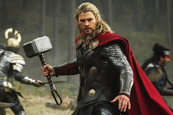 Esta réplica oficial del Mjolnir demostrará si eres digno de levantar el  martillo de Thor, aunque cuesta 129 euros