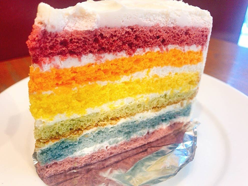Dean Deluca ディーンアンドデルーカ にはレインボーケーキという最強インスタ映えケーキがあるんです Dean Deluca ディーンアンドデルーカ にはレインボーケーキという最強インスタ映えケーキがあるんです