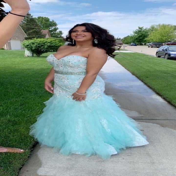 This Dad Had The BEST Hack To Help His Daughter Get The Perfect Prom Photos