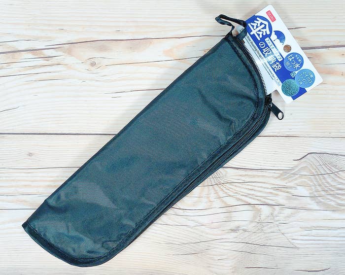 ダイソーで見つけた 傘の収納袋 がマジですごい これ 梅雨の時期に大活躍するやつじゃん