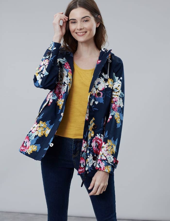 Designed with the great British outdoors in mind, this nautical-inspired piece of outerwear has been made to keep you dry and stylish in wet weather conditions. Waterproof and breathable in a fantastically flattering shape and fit - it’s no wonder the Coast Jacket is one of our best-loved styles. Now the design comes with a signature Joules print.