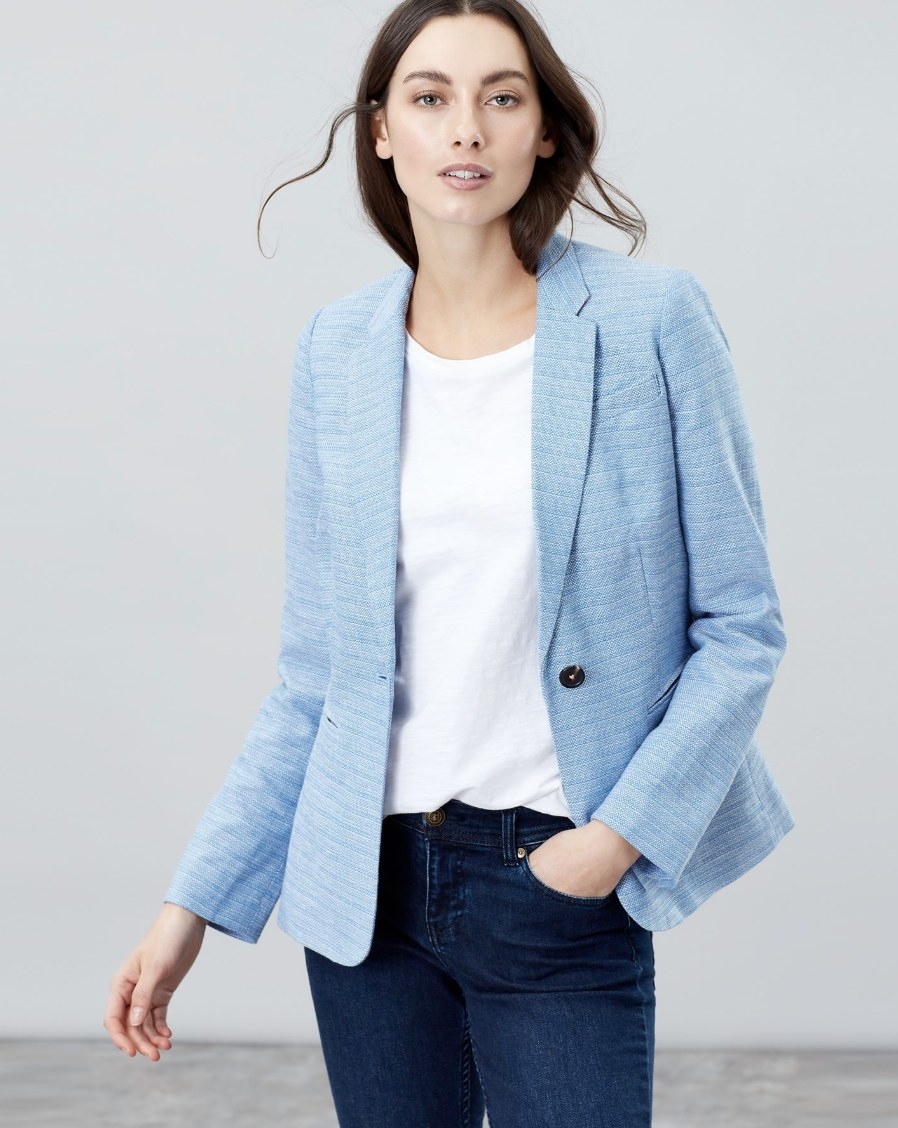 A linen blazer fits both smart and casual occasions for the warmer months. Tailored for shape and with all the details you know and love from a Joules classic piece.