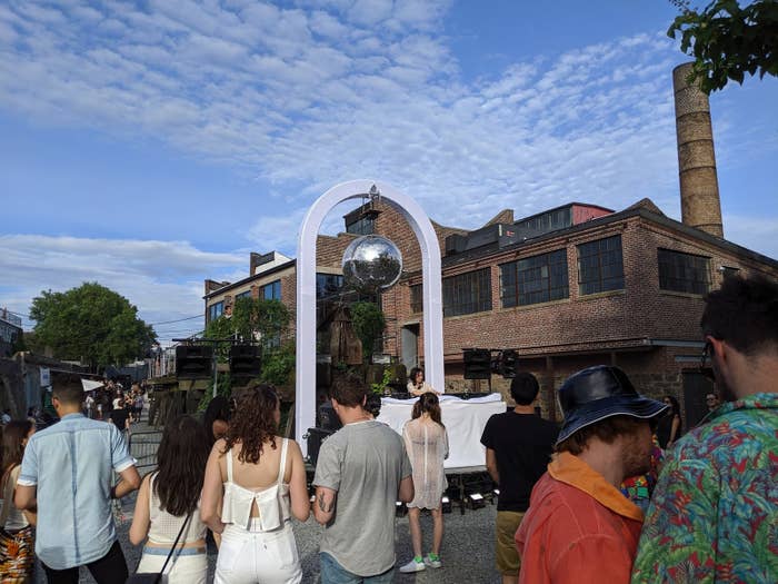 Party-goers began trickling in to the venue around 4pm when the festival officially kicked off. La Luna featured 5 different stages throughout the night, from the outdoor Solar Stage to the Jungle Ruins to the Basement late into the night.