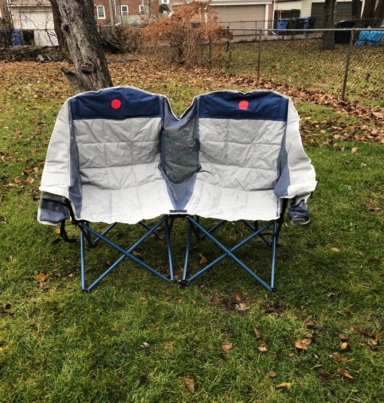 野营椅,看起来像两个露营没有中央扶手椅融合在一起