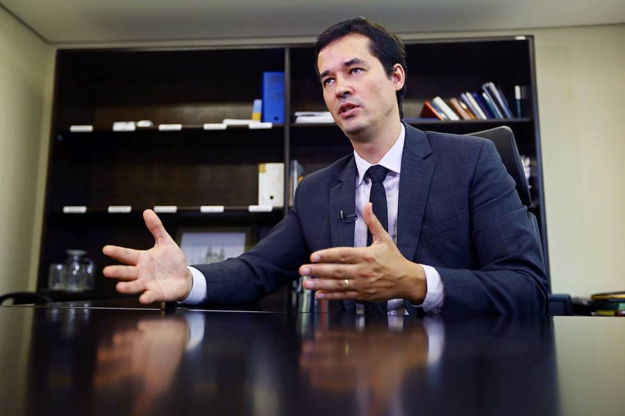 Na mensagem atribuída a Deltan Dallagnol, o chefe da força-tarefa relatou o risco de atropelo em Brasília e São Paulo.