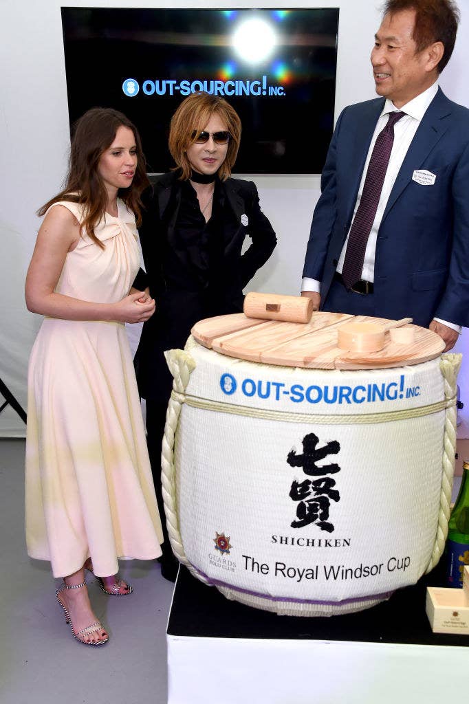 風のイタズラでYOSHIKIのスカーフがエリザベス女王に…人形の久月の紙袋 