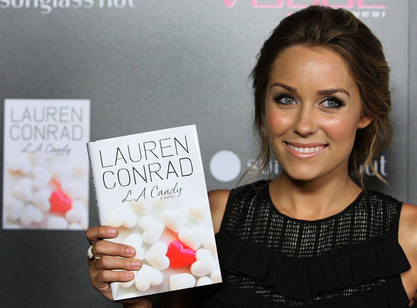 Lauren Conrad published her Roman à clef debut novel, L.A. Candy. 