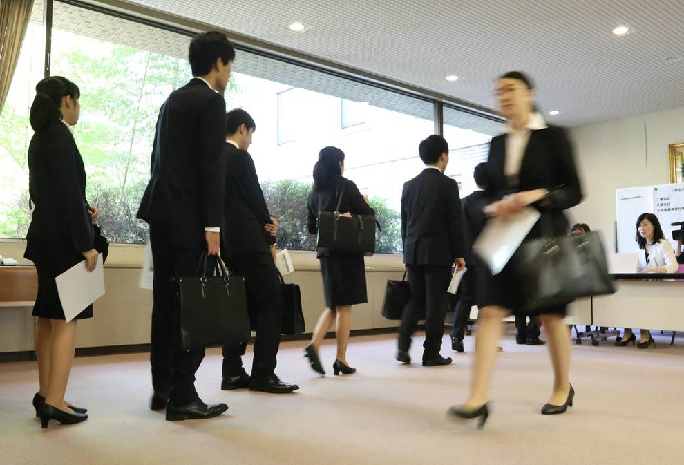職場でのヒール強制なくして 1万8千筆の署名を厚生労働省に提出 職場でのヒール強制なくして 1万8千筆の署名を厚生労働省に提出