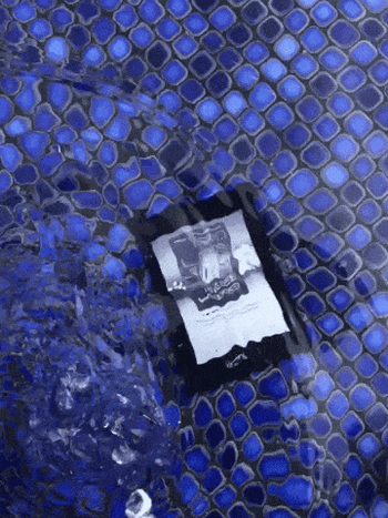gif of a waterproof kindle underneath the water
