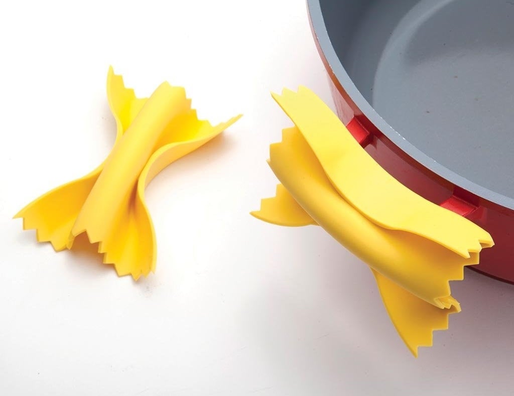 The farfalle pasta-shaped pot holders
