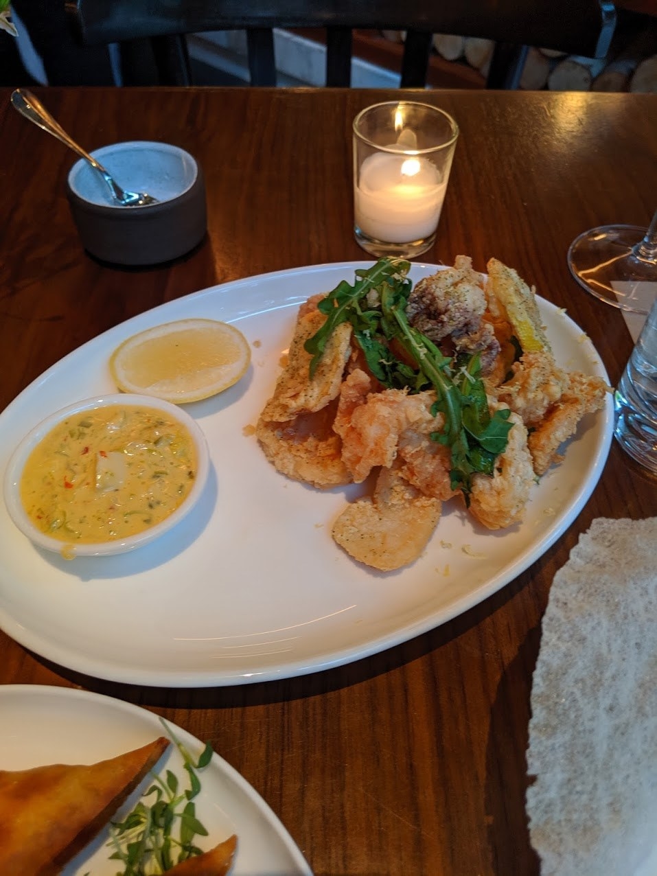 Fried calamaris are so cliche these days, so why not try fried calamaris as well as scallop and shrimp? The Fritto Misto includes all your favorite seafood, perfectly fried with the crunchy texture.