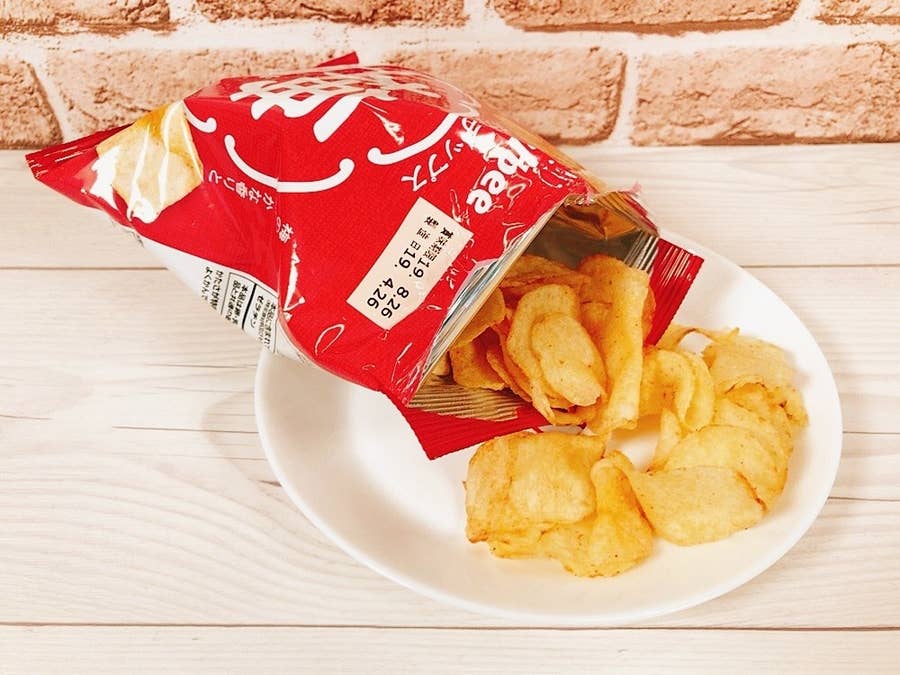 驚異の爽やかさ ファミマ限定の 梅味ポテトチップス が癖になる甘酸っぱさです