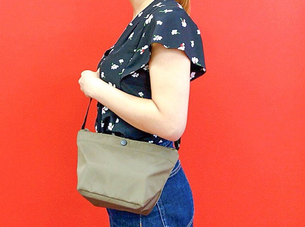 これは驚異のコスパ ユニクロの 990円バッグ が夏のお出かけにめっちゃ便利