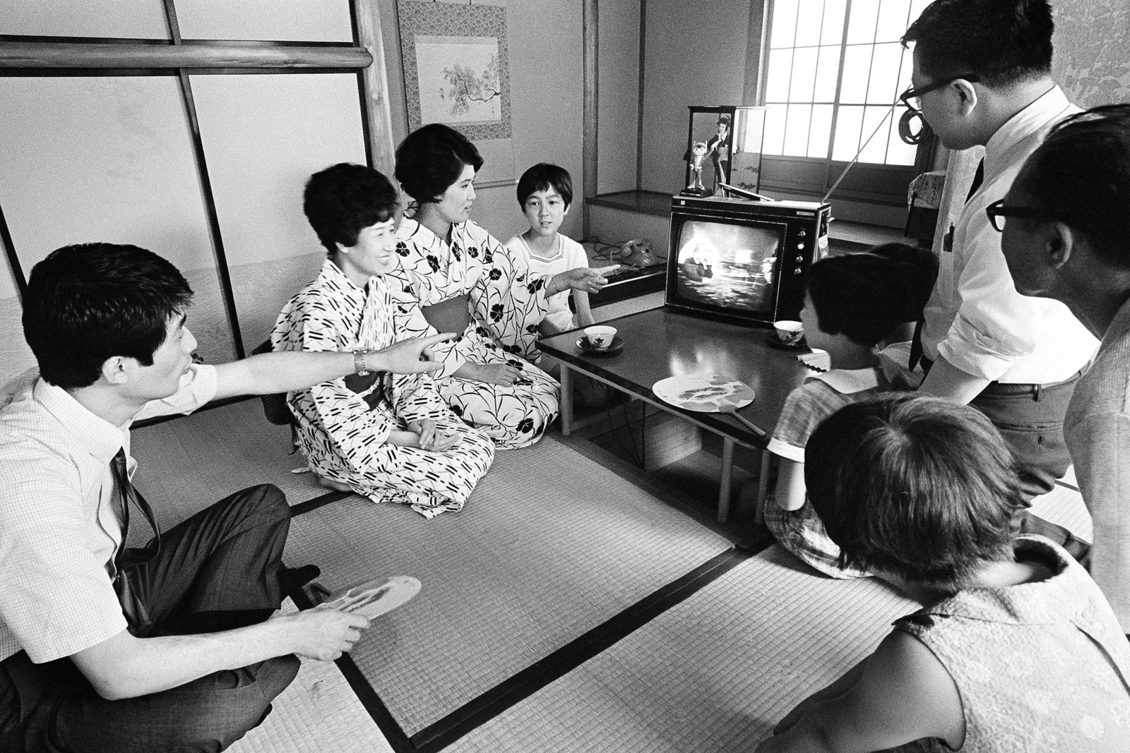 Their tv. Телевидение Японии. Японский телевизор. Телевидение в Японии 1960. Японские телевизоры в 1960.