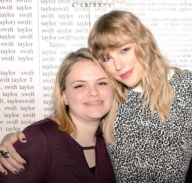 Taylor Swift meeting a fan backstage at her &quot;Reputation&quot; tour