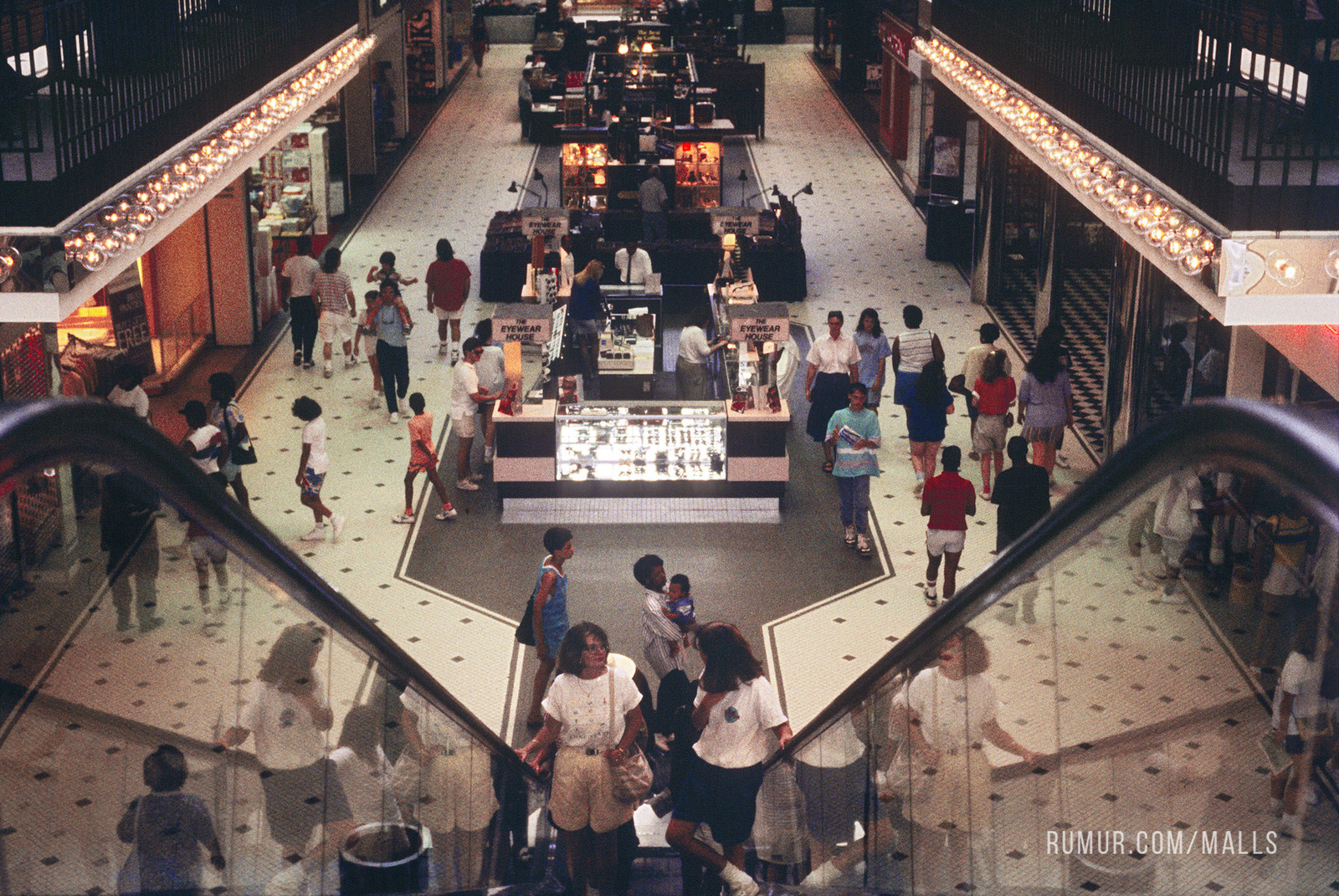 48 Amazing Pics Show American Shopping Malls in the 1950s and