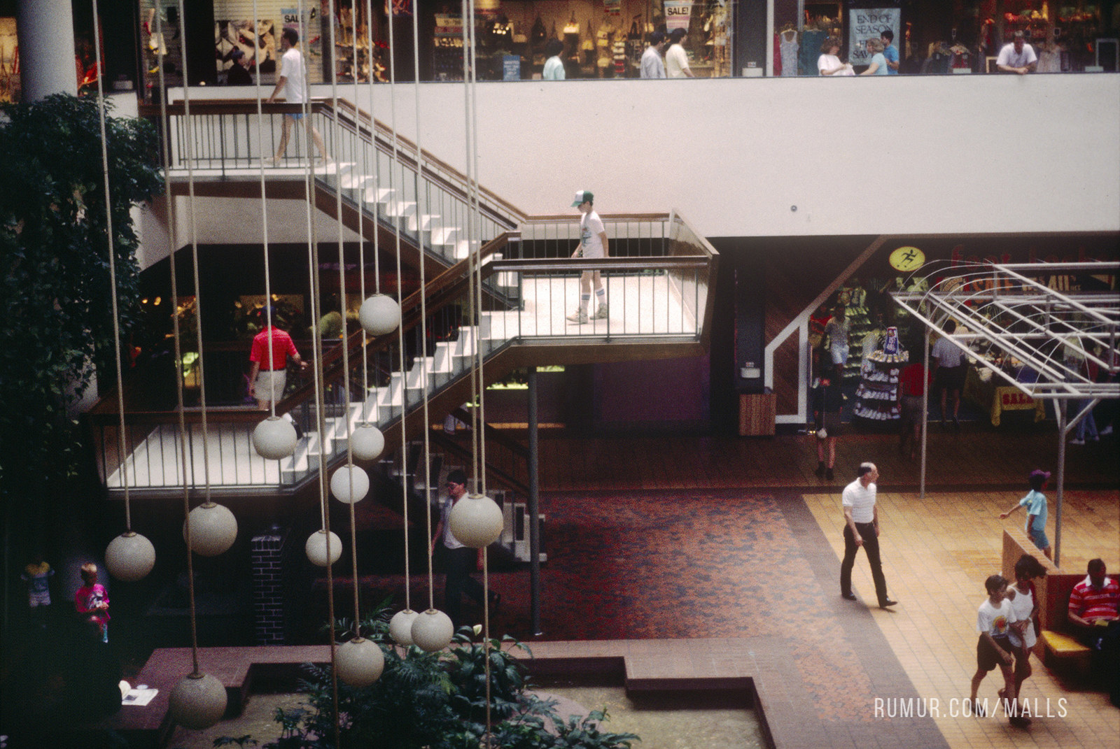 48 Amazing Pics Show American Shopping Malls in the 1950s and