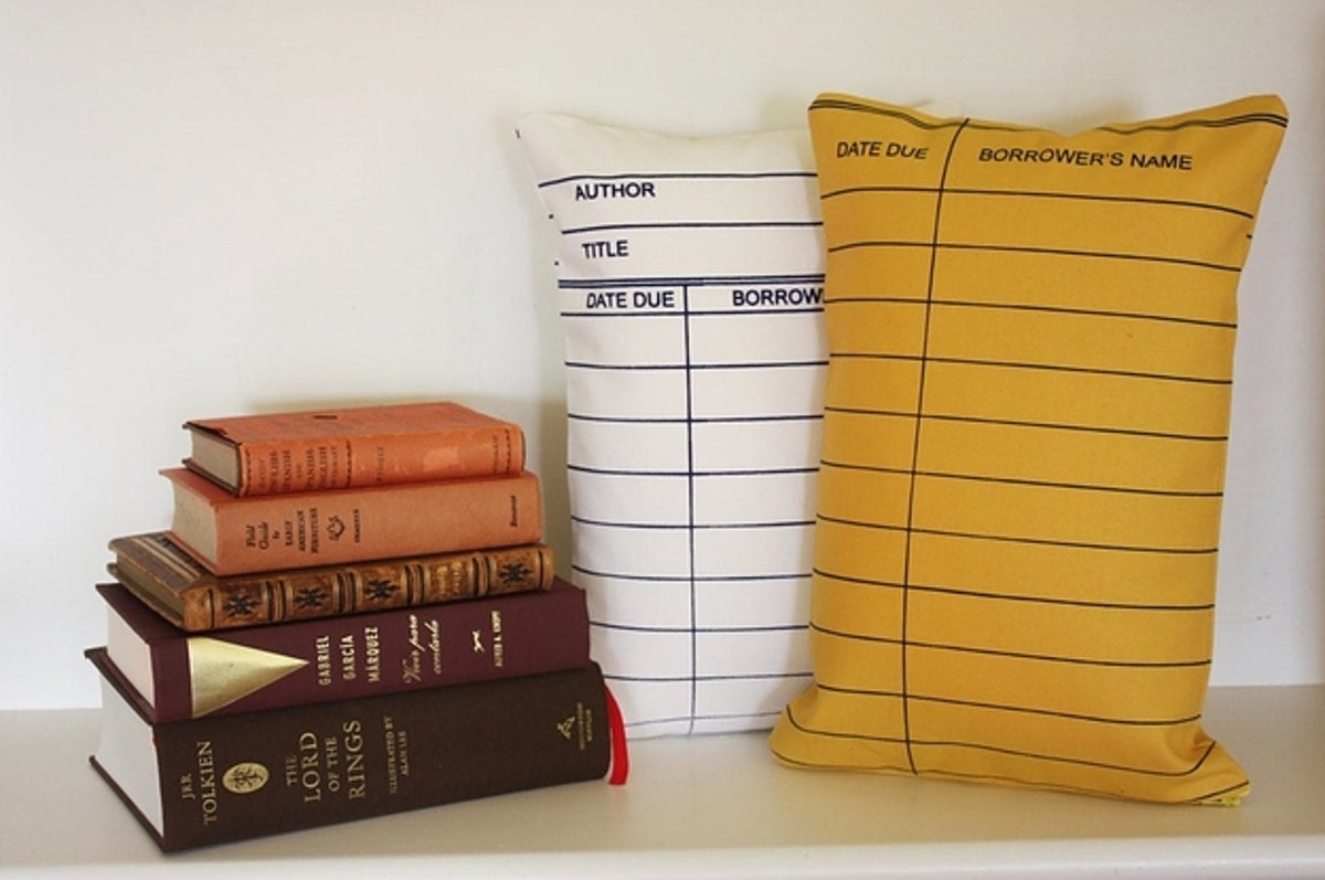25 Pieces Of Decor For Book Lovers