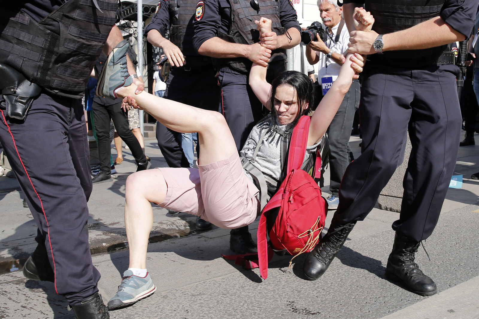 Дикие унижения. Женщина избила полицейского. Девушка на митинге. Девушка против полиции. Полиция избивает девушку.