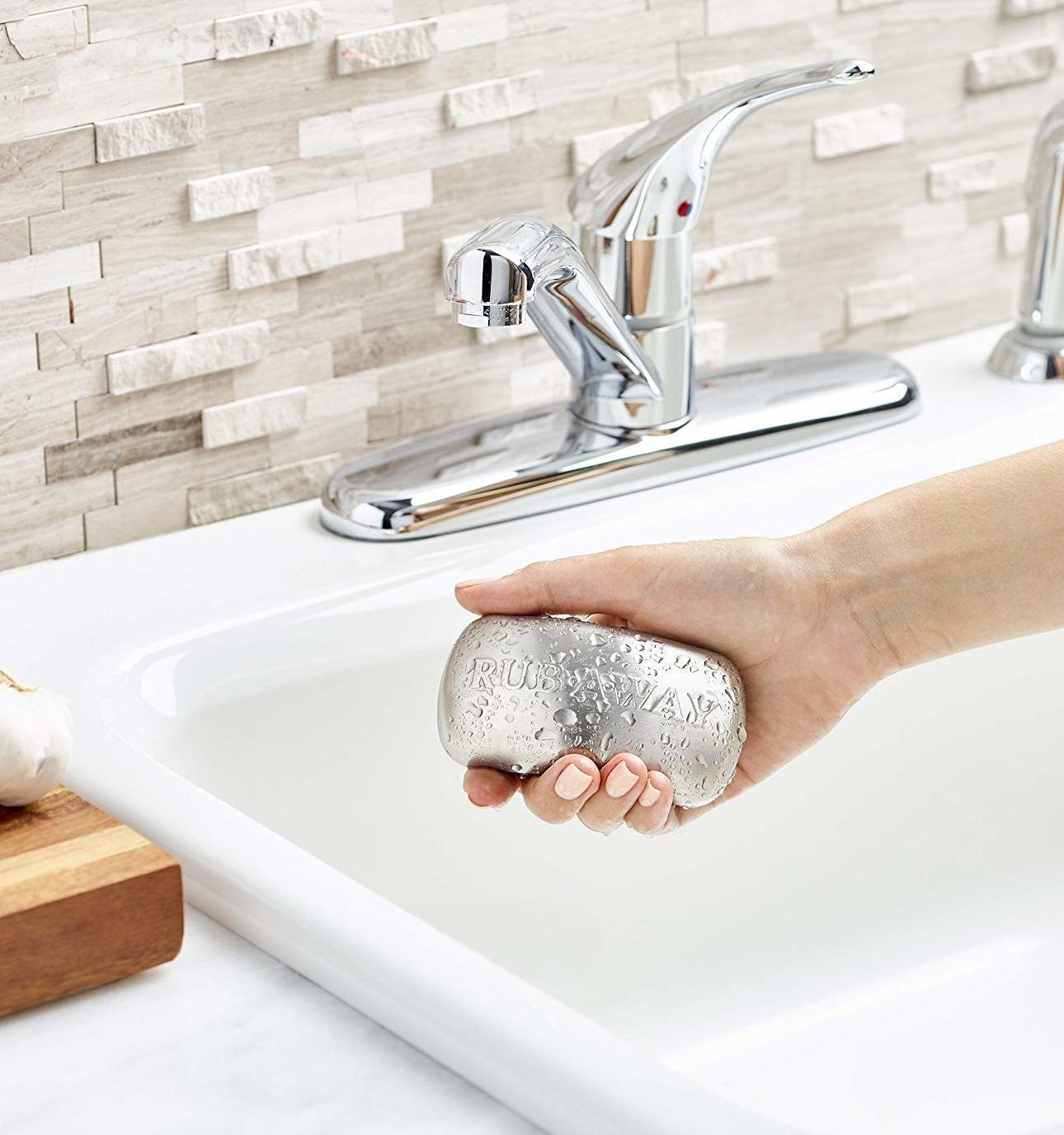 Полировка межкомнатных дверей. Стальное мыло для удаления запахов круглое. Как на межкомнатных дверях отмыть пятна. Мужчина моет окна. Мыть входную дверь с солью.