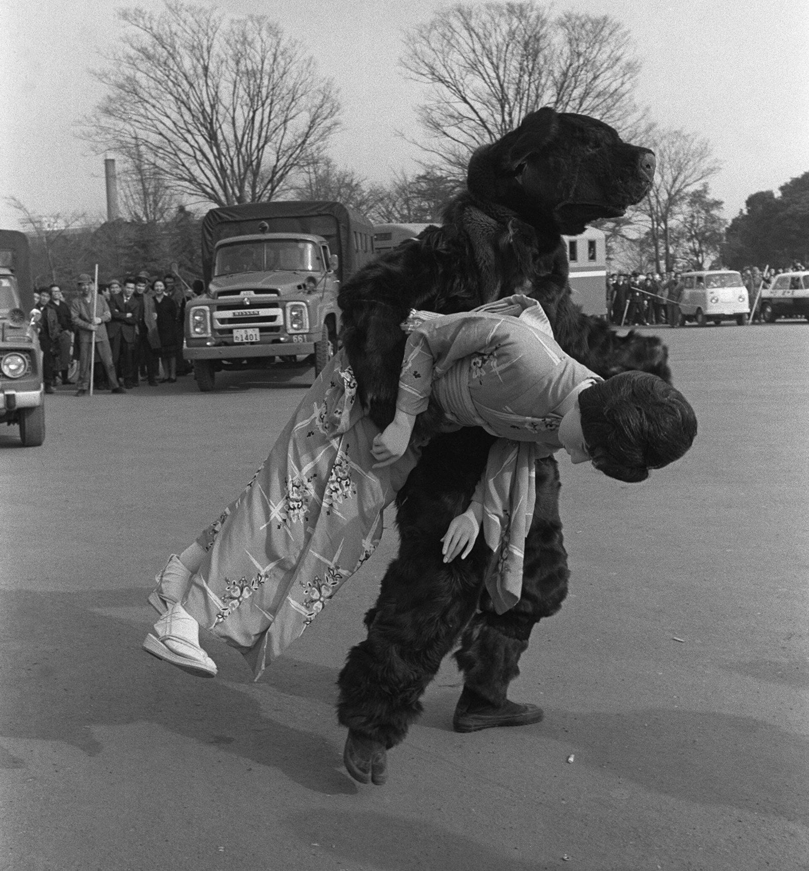 逃げる着ぐるみ 動物園の訓練光景がシュール 13枚の写真で振り返る過去