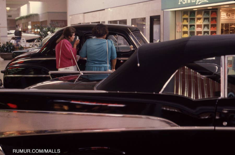 80年代のショッピングモールを忠実に再現した ストレンジャー シングス モデルは監督の地元