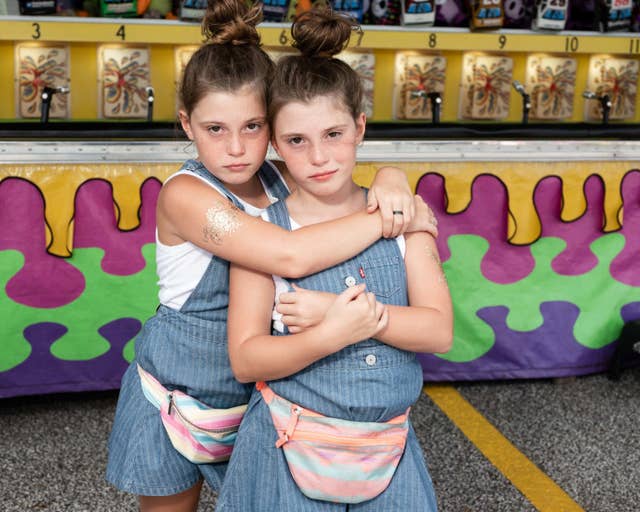 24 Pictures That Perfectly Capture The Special Bonds Of Twins