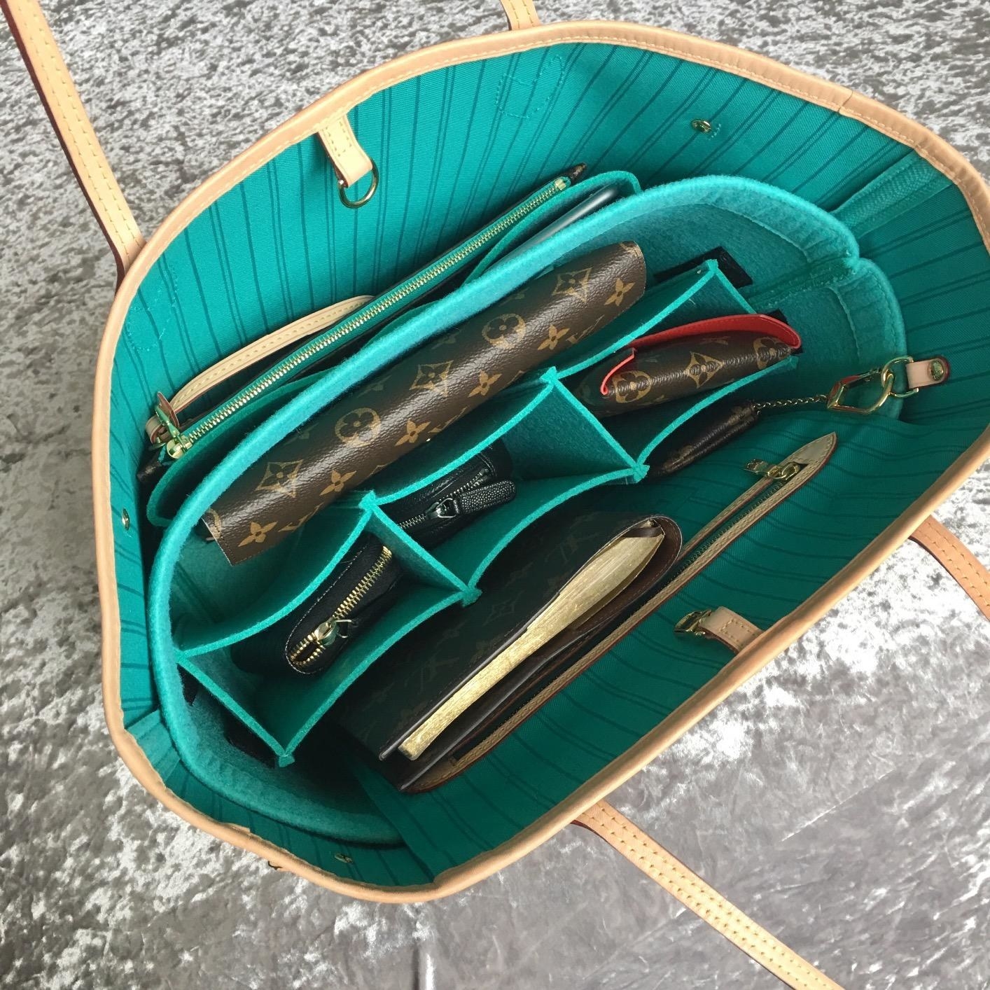 A reviewer&#x27;s tote with the teal organizer to match the lining