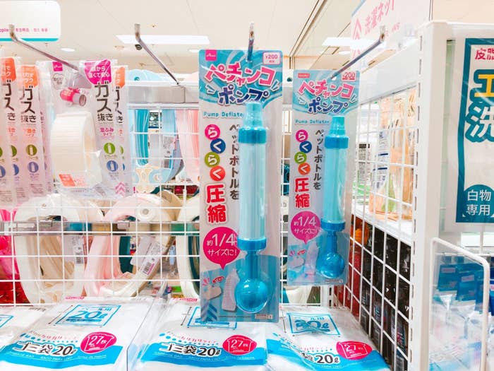 ペットボトルが楽に潰せる ダイソー 魔法のポンプ 威力がすごすぎてニヤけた ペットボトルが楽に潰せる ダイソー 魔法のポンプ 威力がすごすぎてニヤけた
