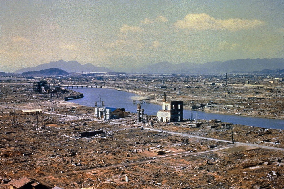 焼け野原になった広島を見つめるカップル 70年越しに写真の真相が明らかに