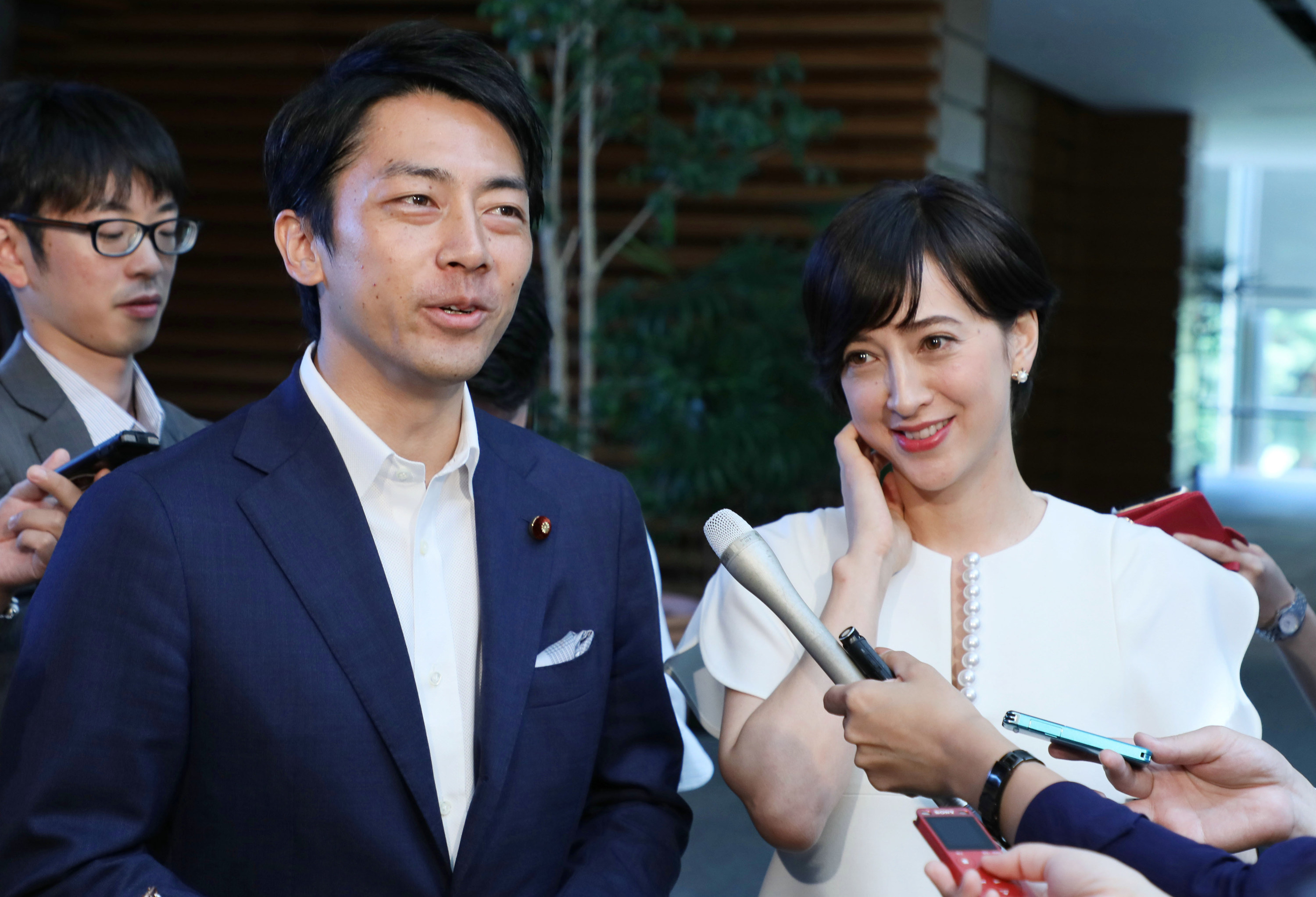 滝川クリステルさん、小泉進次郎議員との結婚発表ドレスが話題