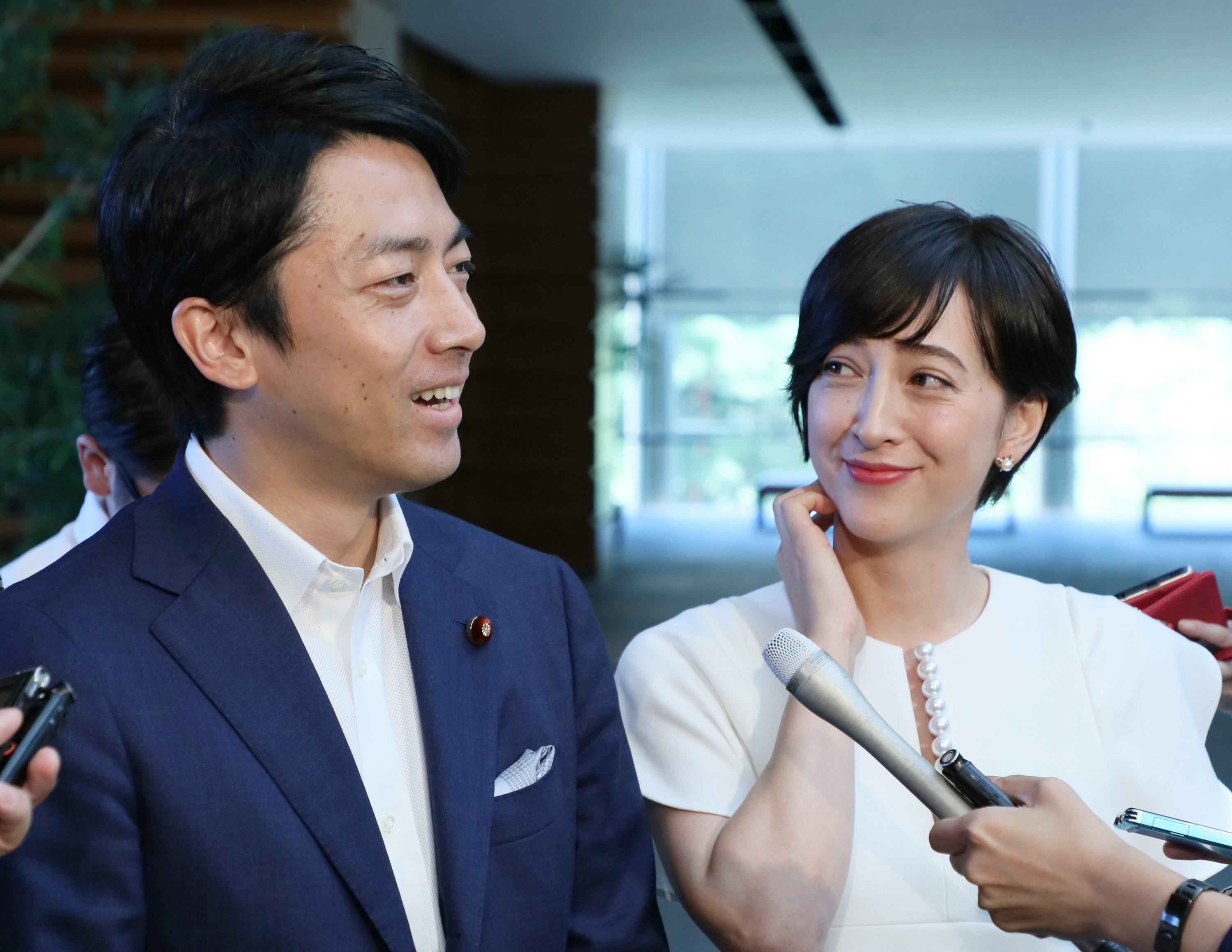 滝川クリステルさん、小泉進次郎議員との結婚発表ドレスが話題