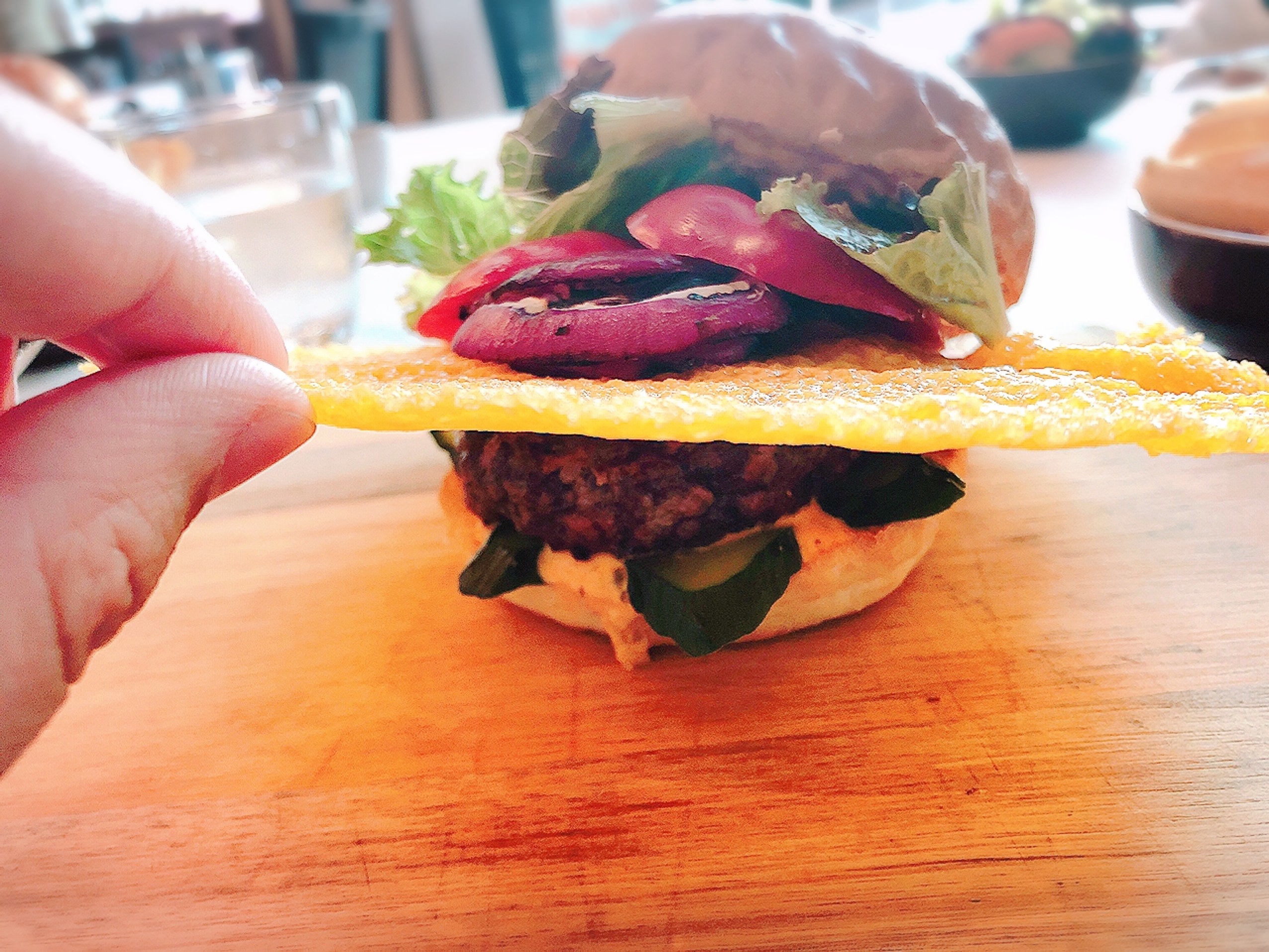 東京六本木にある高級ホテル グランド ハイアット 東京で食べる Ufo バーガーが最高に贅沢でおいしい