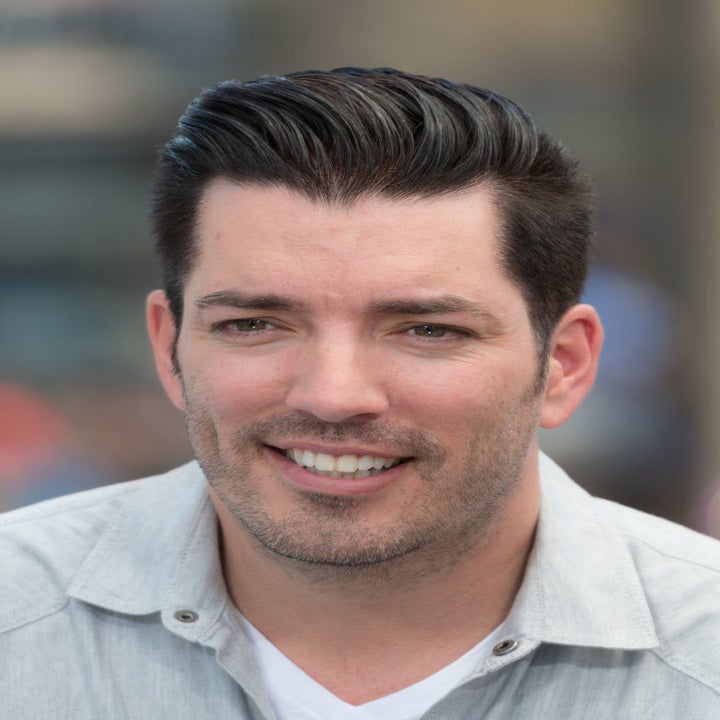 Zooey Deschanel Is Dating Jonathan Scott From Hgtv S Property Brothers