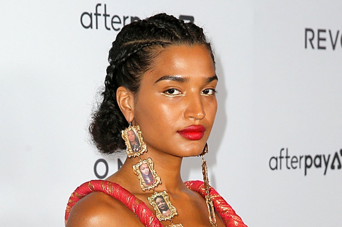 殺害された16人の遺影をイアリングに ある俳優が衣装に込めた思い