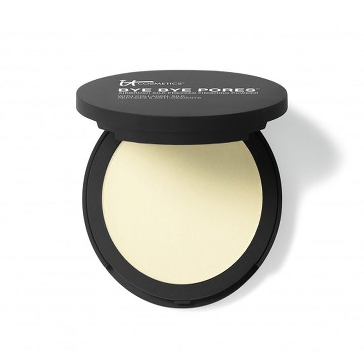 The compact of It Cosmetics Bye Bye Pores Pressed Finishing Powder