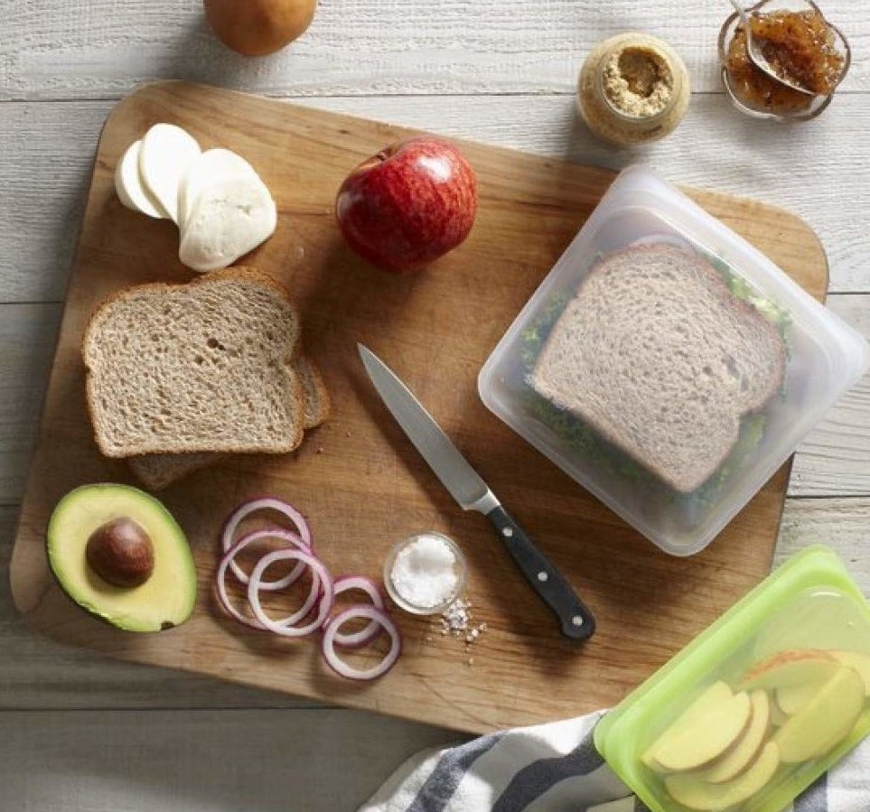 sandwich in clear stasher bag and sliced apples in snack-size green stasher bag