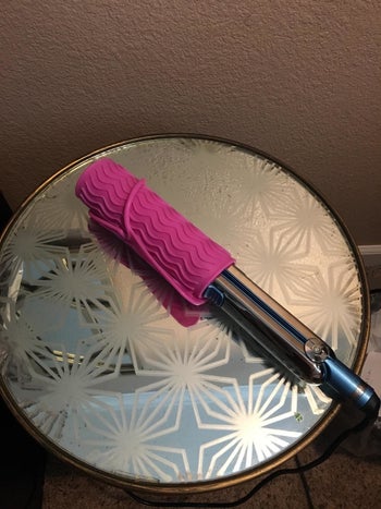 the same reviewer showing the mat wrapped around the straightner